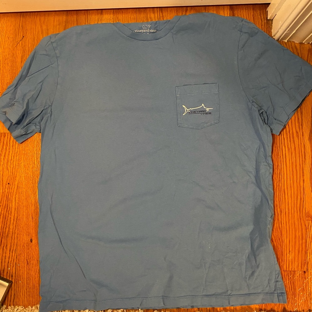 Vineyard Vines T-shirt w/fish size large